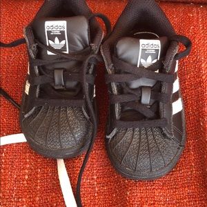 Black Adidas tennis shoes